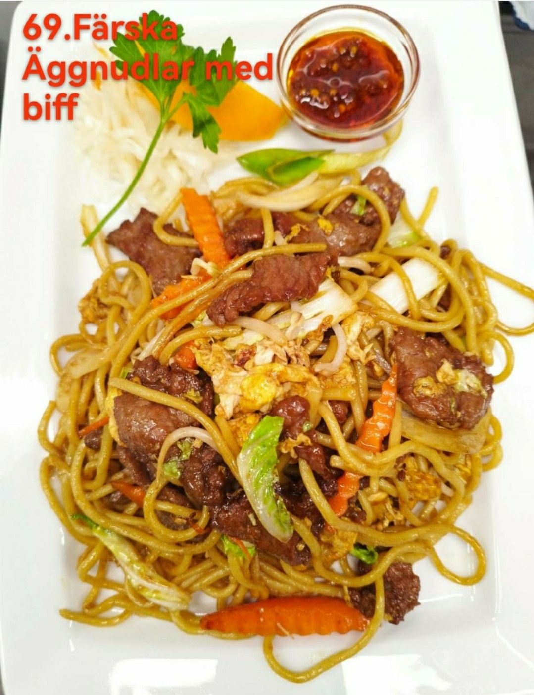 69. Färska äggnudlar med grönsaker och..  (välj mellan Kyckling, Biff, Tigerräkor, Tofu eller Vegetarisk) 🌶🌶