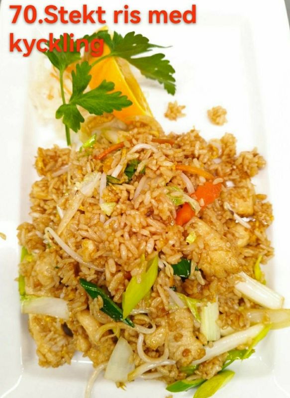 70. Stekt ris med grönsaker och..  (välj mellan Kyckling, Biff, Tigerräkor, Tofu eller Vegetarisk)