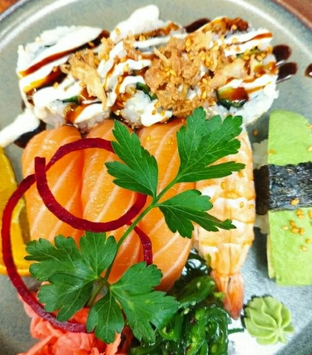 Meny 1 -  Sushi Mix 8 bitar + Dricka 33cl  - (3 rullar, 5 Nigiri)