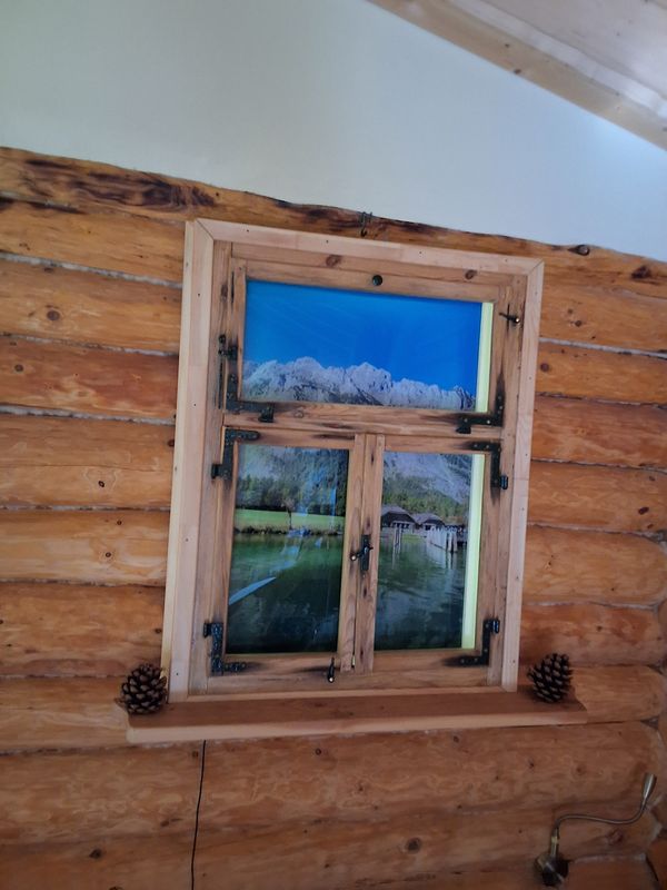 Holzfensterrahmen mit Beleuchtung und Acrylglas-Bild
