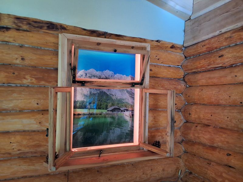Holzfensterrahmen mit Beleuchtung und Acrylglas-Bild