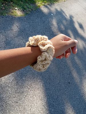 Crochet Ruffle Scrunchie