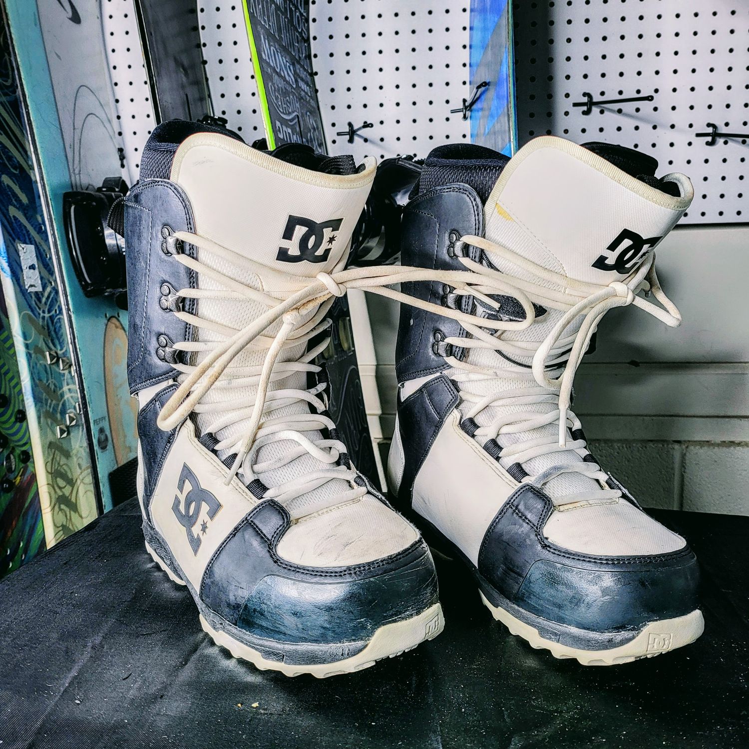 DC Rogan size 11 Men&#39;s Snowboard Boots