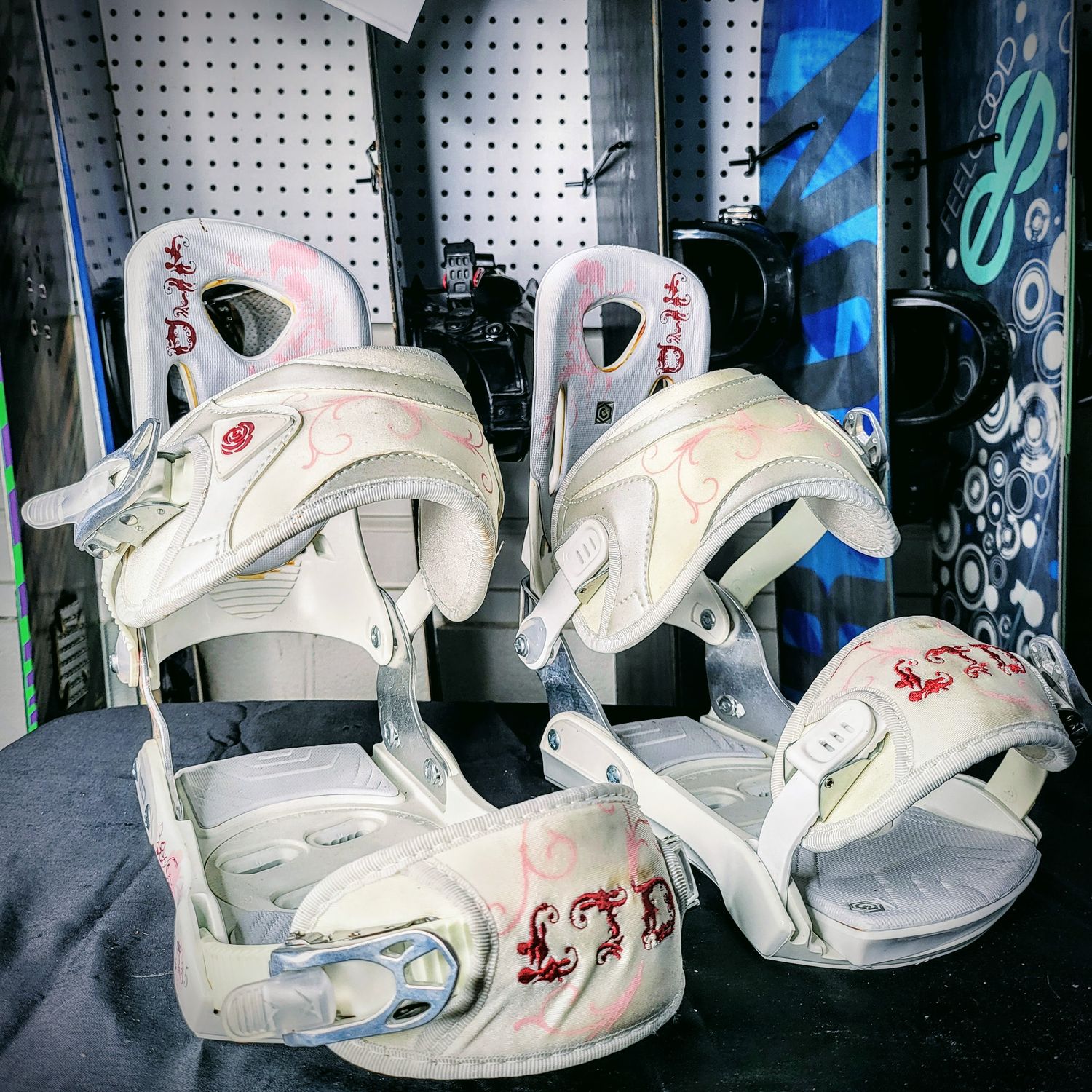 LTD Womens M/L Snowboard Bindings
