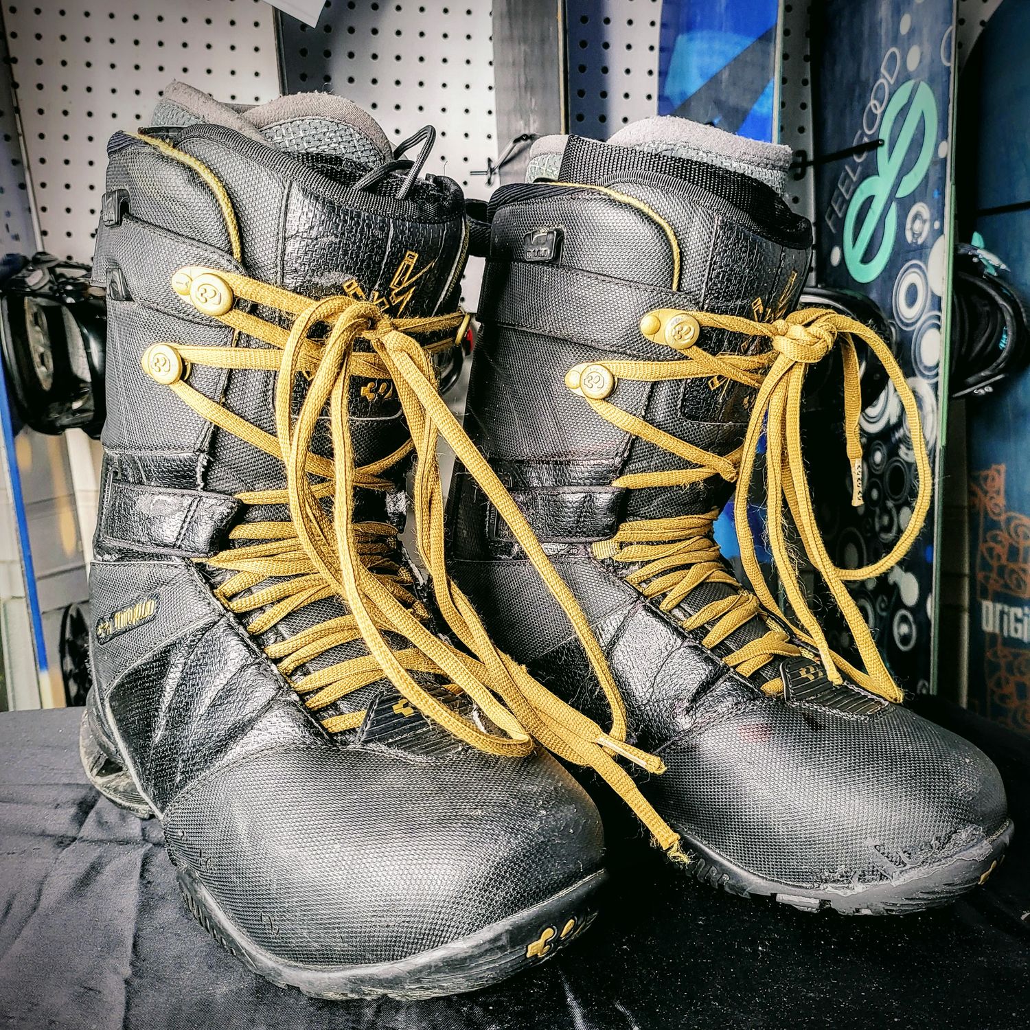32 Men&#39;s Size 12 Snowboard Boots