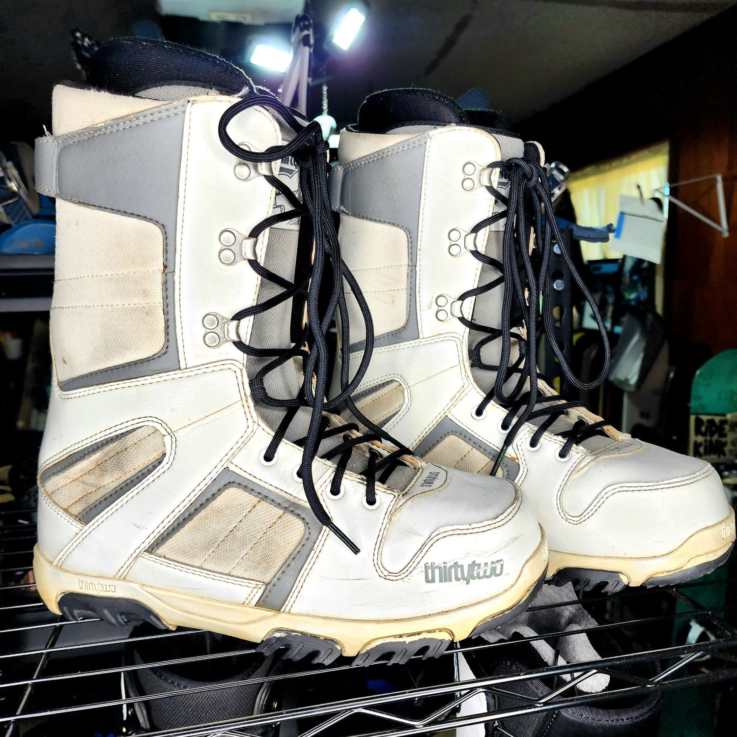 Thirty Two Men&#39;s 11 Snowboard boots (new laces)