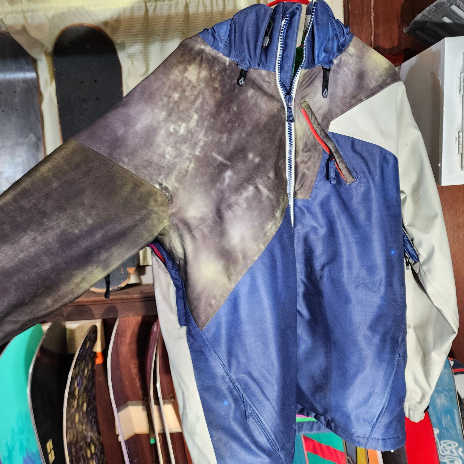 Volcom Mens Large Snowboard Jacket with built in Mask