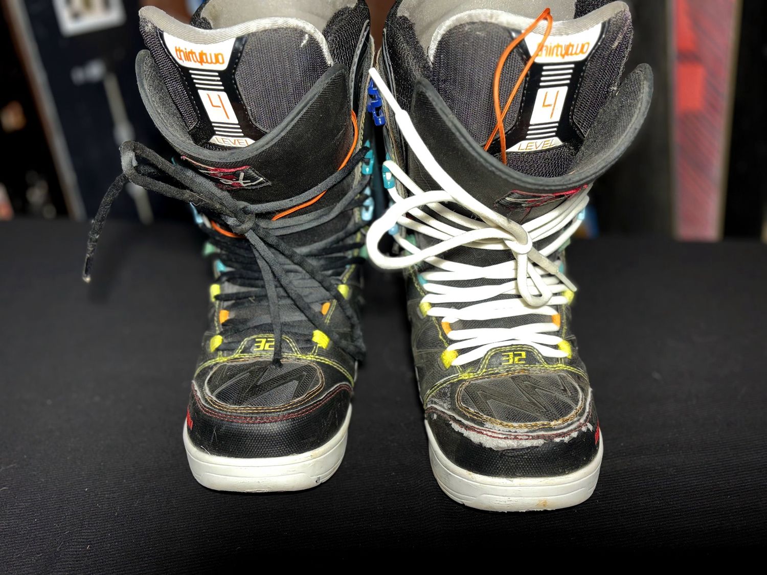 Thirty two mens 8 Boots