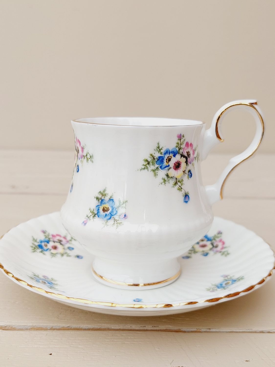 Kop schotel Royal Windsor met blauwe, gele en roze viooltjes