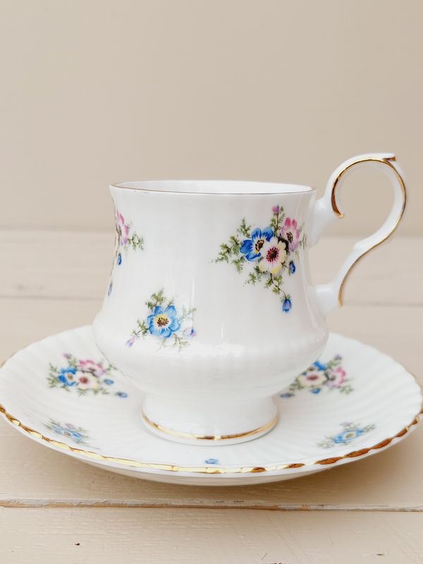 Kop schotel Royal Windsor met blauwe, gele en roze viooltjes