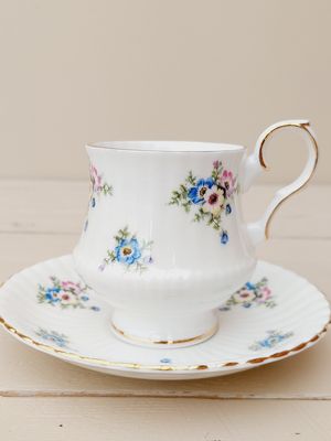 Kop schotel Royal Windsor met blauwe, gele en roze viooltjes