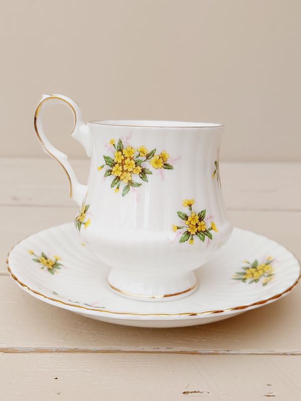 Kop schotel Royal Windsor met gele boterbloemen