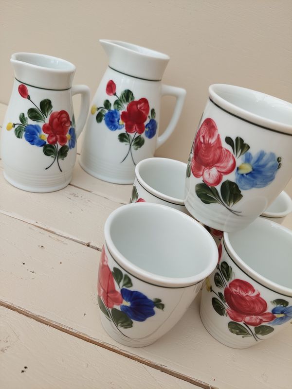 Kannetjes met bekers Lilien Porzellan gebloemd