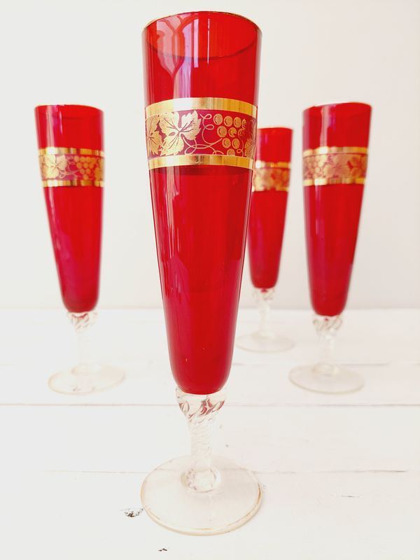 Vintage champagneglazen robijnrood met gouden accenten, set van 4