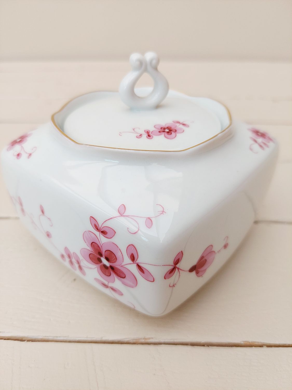 Dekselpotje met roze bloemen