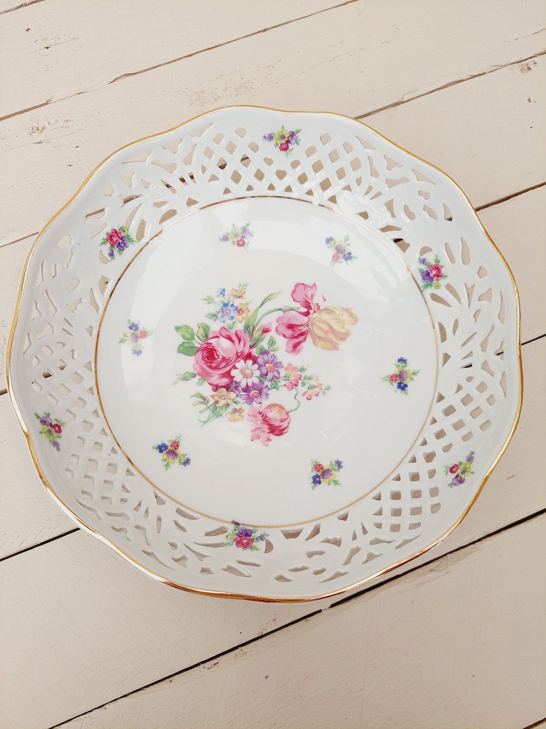 Elegante kom met opengewerkte rand