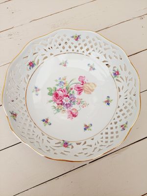 Elegante kom met opengewerkte rand