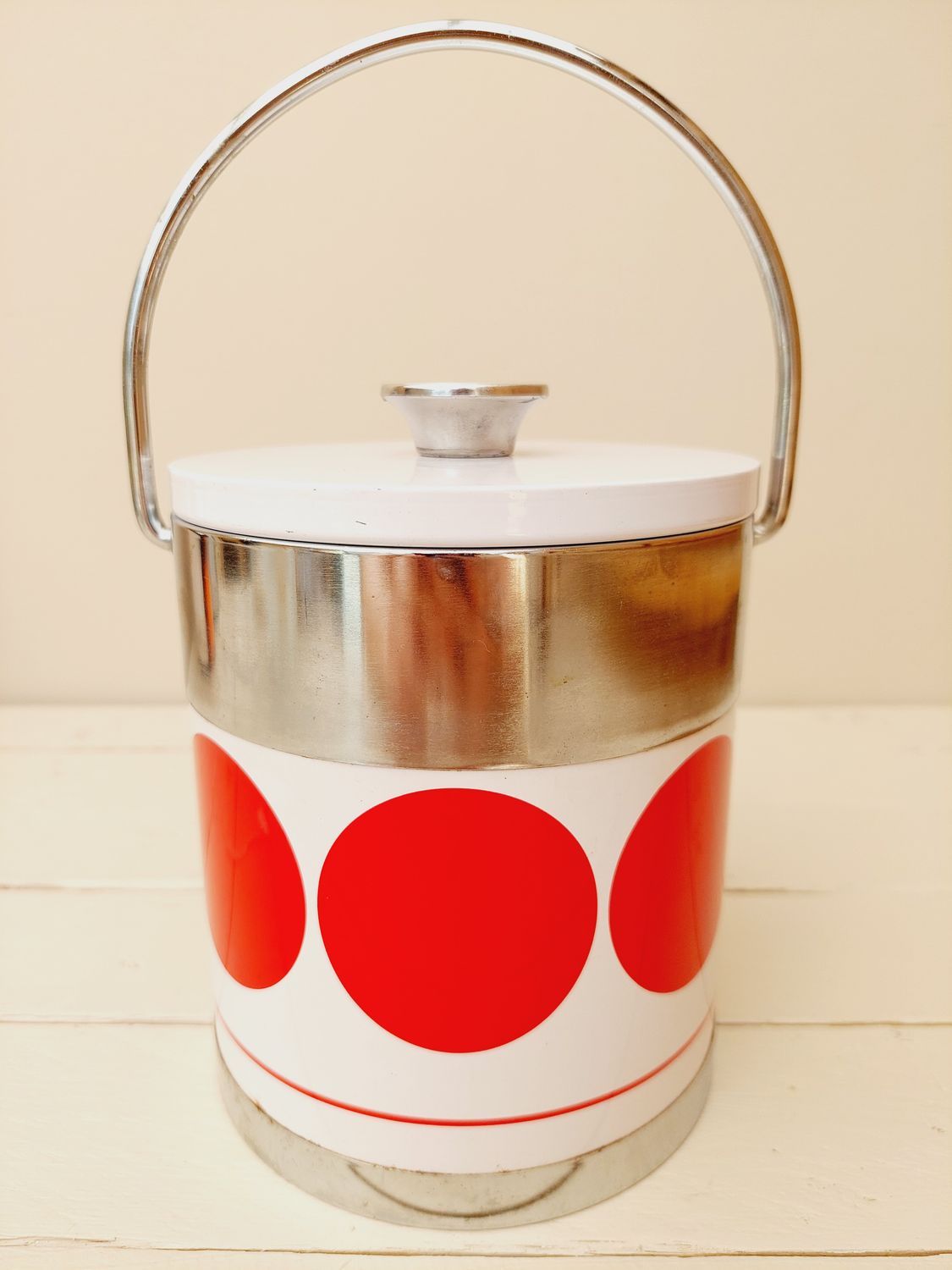 Vintage ijsemmer rode bollen