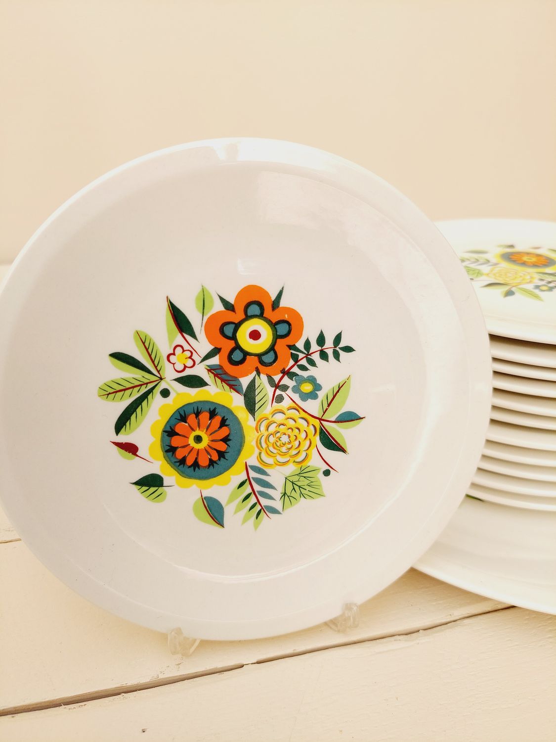 Vintage gebaksset voor 11 personen met vrolijke retro bloemen
