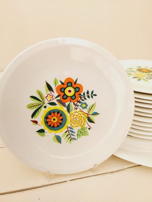 Vintage gebaksset voor 11 personen met vrolijke retro bloemen