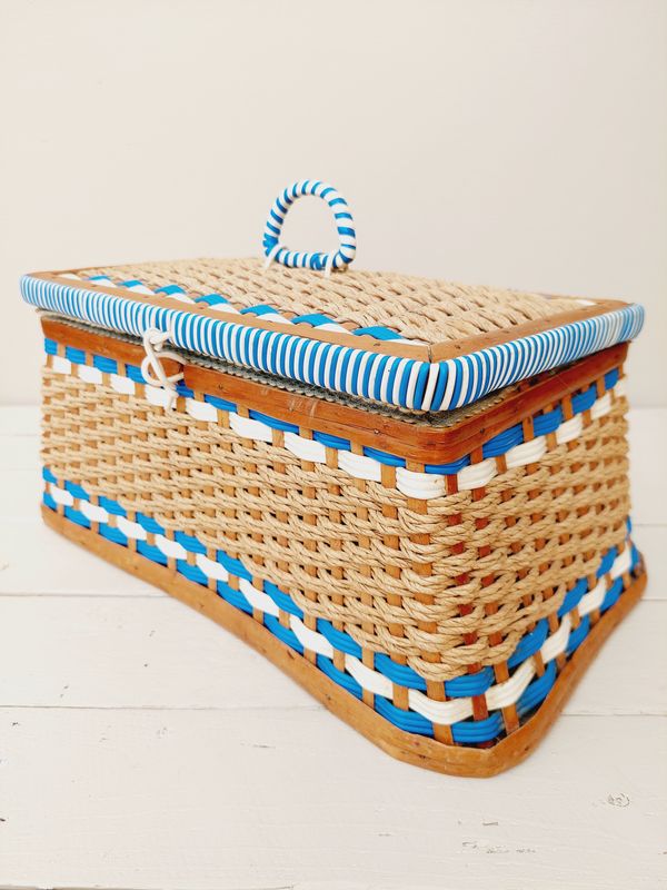 Vintage naaimand in hout en riet, blauw-wit