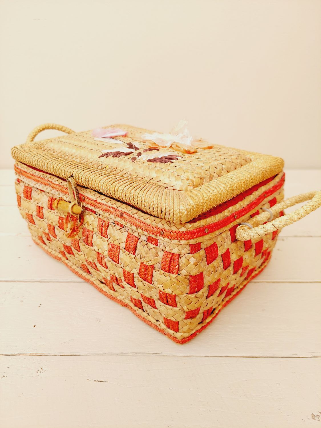 Vintage naaimand in rozerood en lichtbruin riet met raffia bloemen