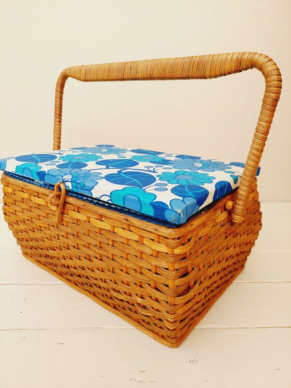 Naaikoffer in middenbruin riet met blauw-wit gebloemd deksel