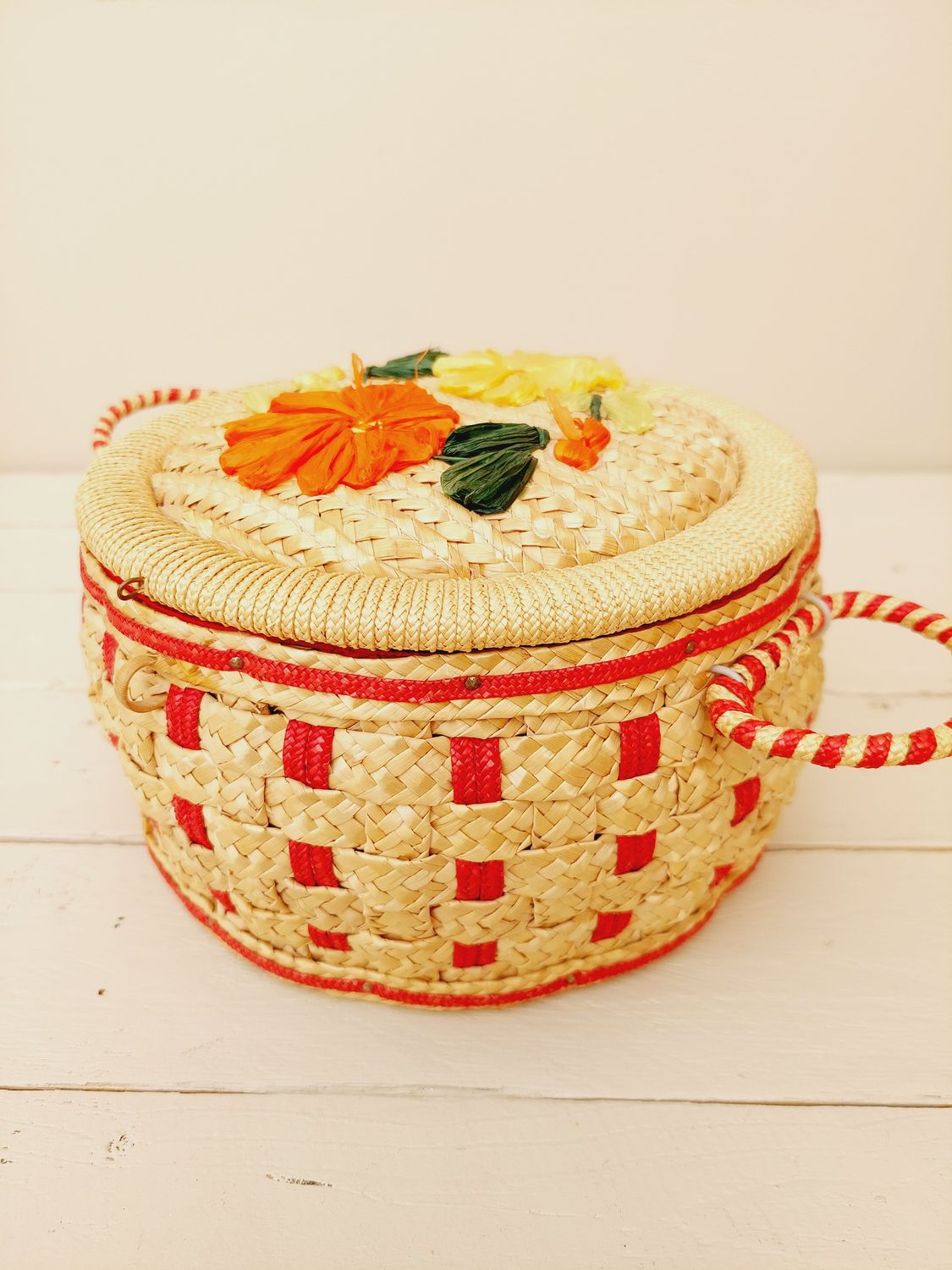 Vintage naaimand rond in rood en lichtbruin riet met raffia bloemen