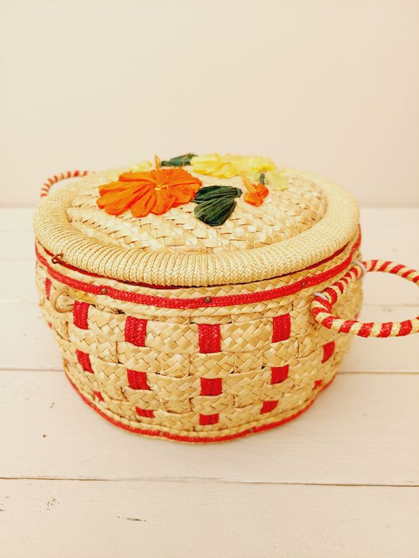 Vintage naaimand rond in rood en lichtbruin riet met raffia bloemen