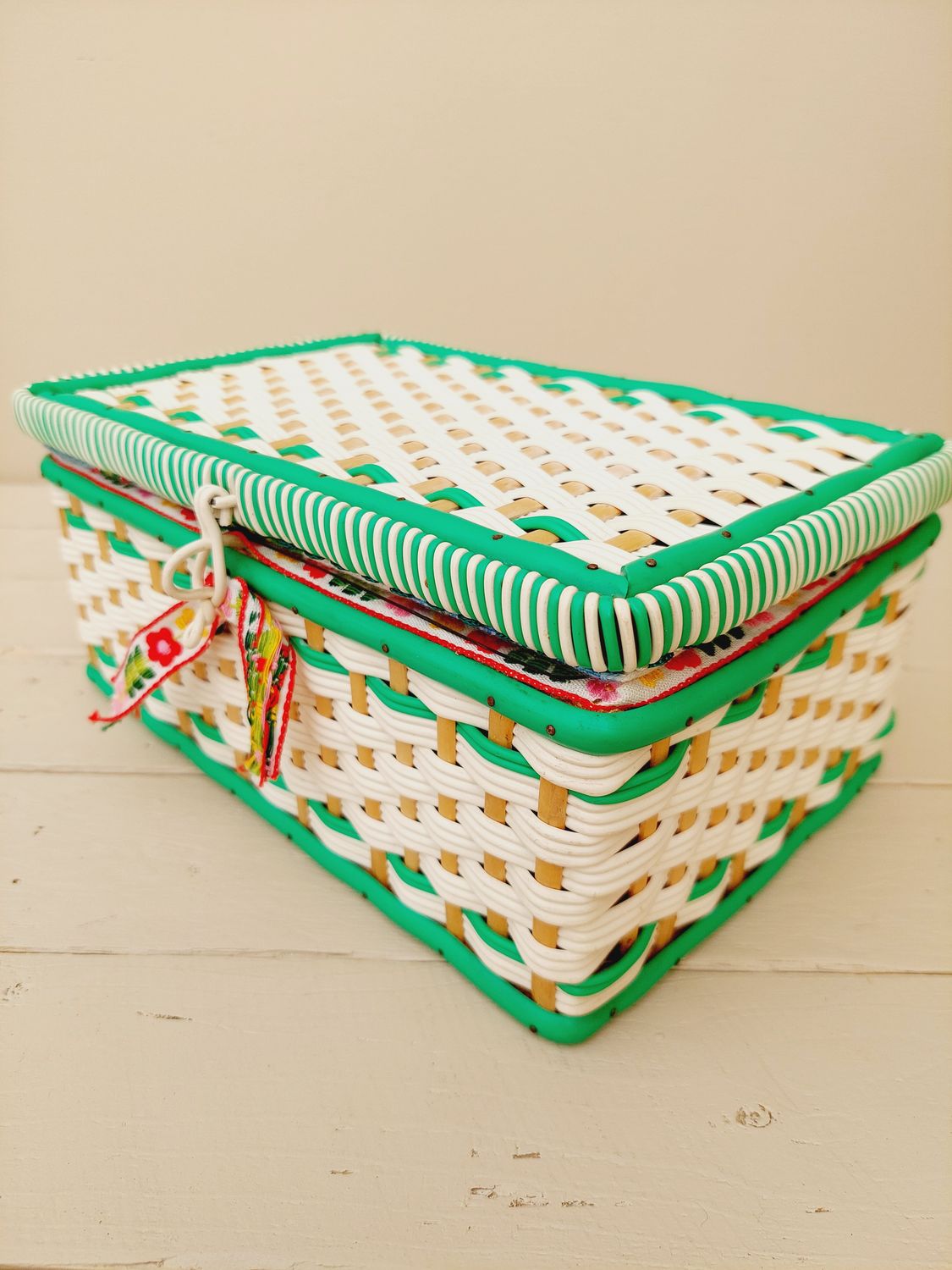 Vintage naaimandje kunststof groen/wit/bruin
