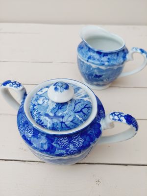 Roomstel voor melk en suiker met landelijk decor blauw wit porselein
