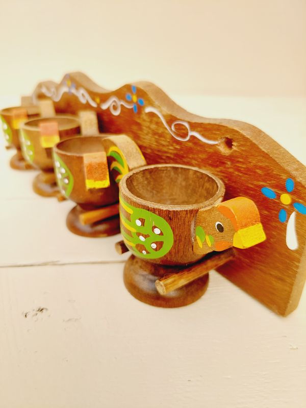 Eierdopjes hout in rekje, set van 4