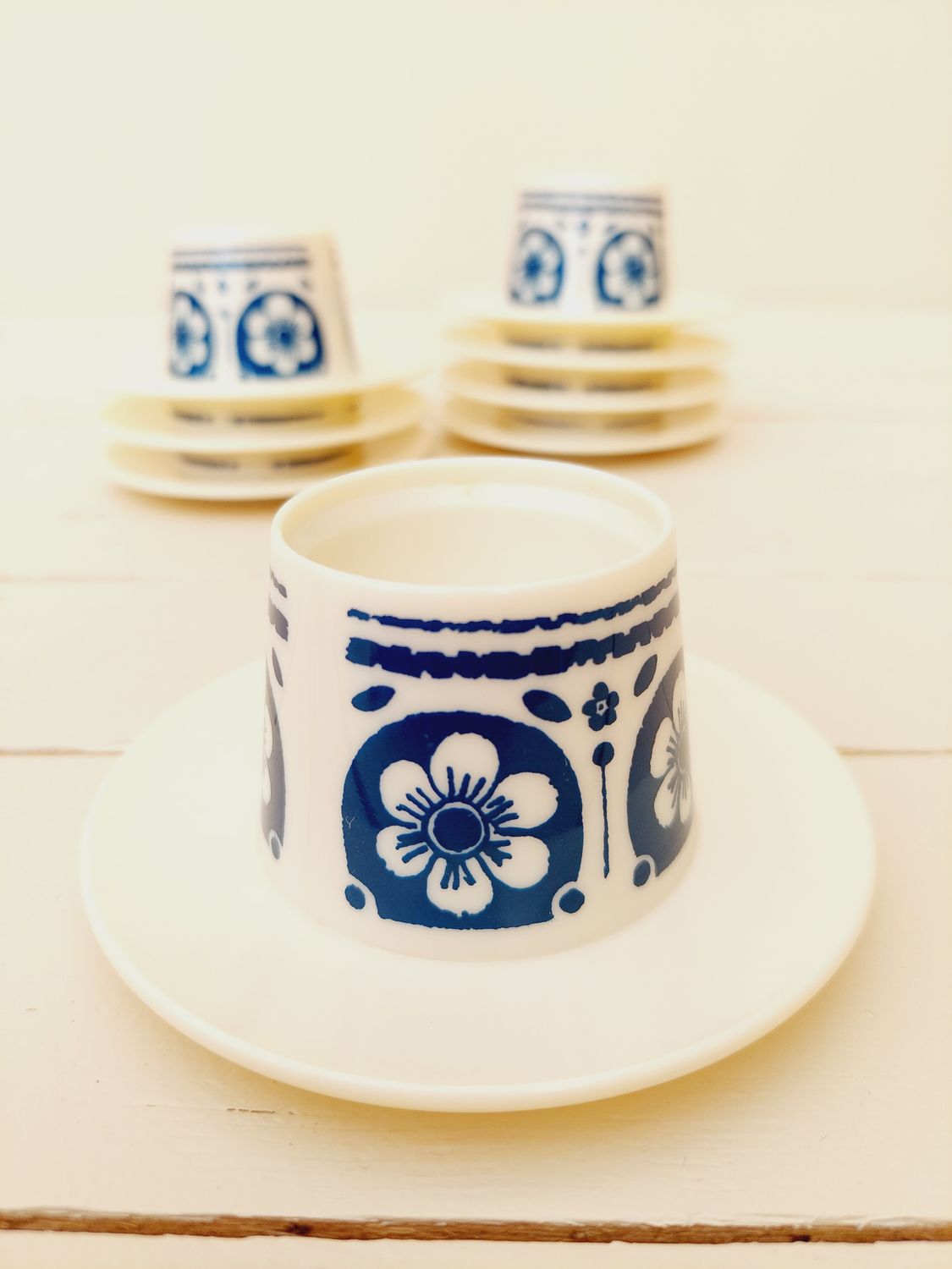 Eierdopjes blauw-creme met bloemetjes