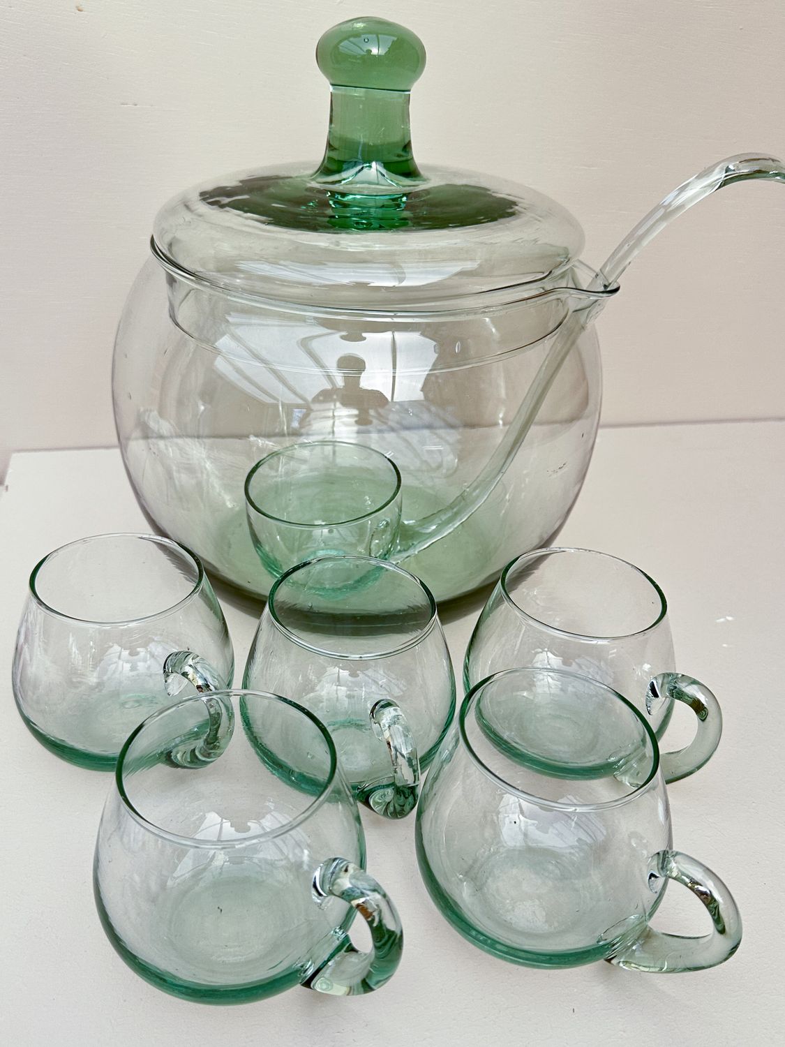 Punchbowl groen glas met 5 glazen en bijhorende lepel