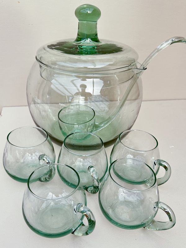 Punchbowl groen glas met 5 glazen en bijhorende lepel