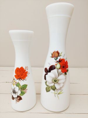 Smalle opaline vaasjes met rode en witte bloemen, set van 2