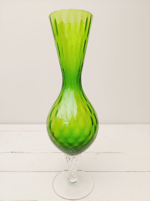 Groene sierlijke vaas op heldere swirl-voet