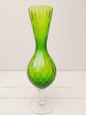 Groene sierlijke vaas op heldere swirl-voet