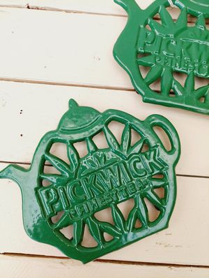 Groene metalen onderzetter Pickwick theepot