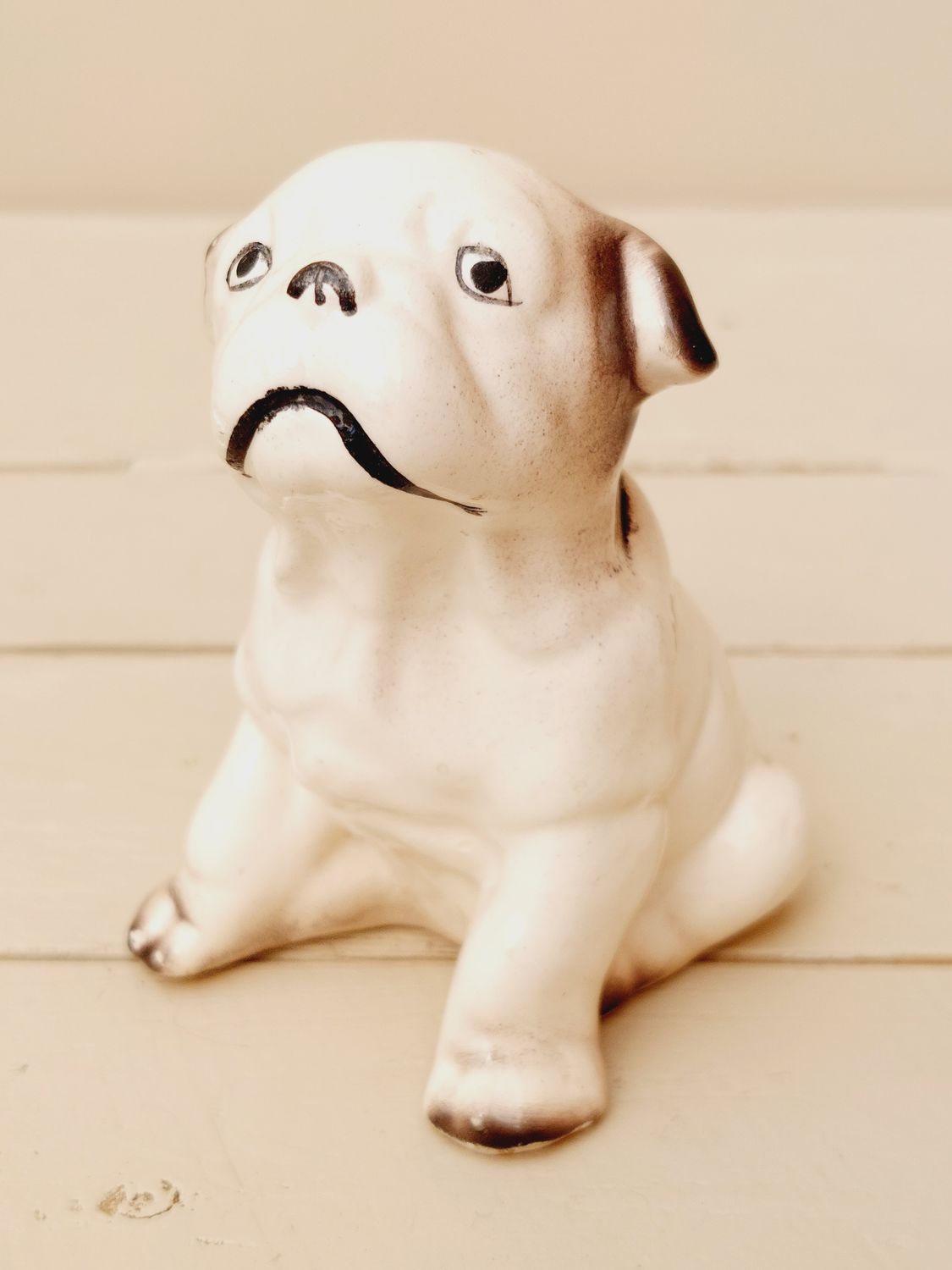 Engelse bulldog, zittend beeldje