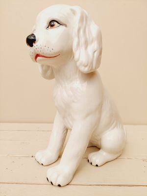 Wit hondje, zittend beeldje