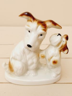 Terrier zittend met pup, staand beeldje