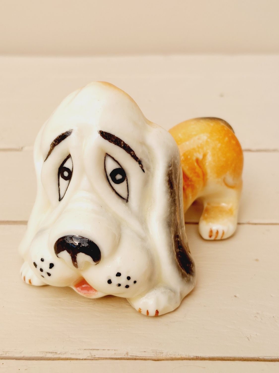 Franse bassethound, zittend beeldje