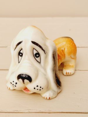 Franse bassethound, zittend beeldje