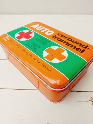 Vintage blik auto verbandtrommel, met inhoud