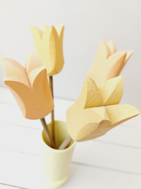 Vintage houten tulpen in gele en zalmroze tinten