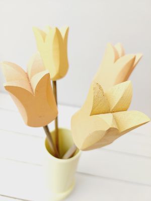 Vintage houten tulpen in gele en zalmroze tinten