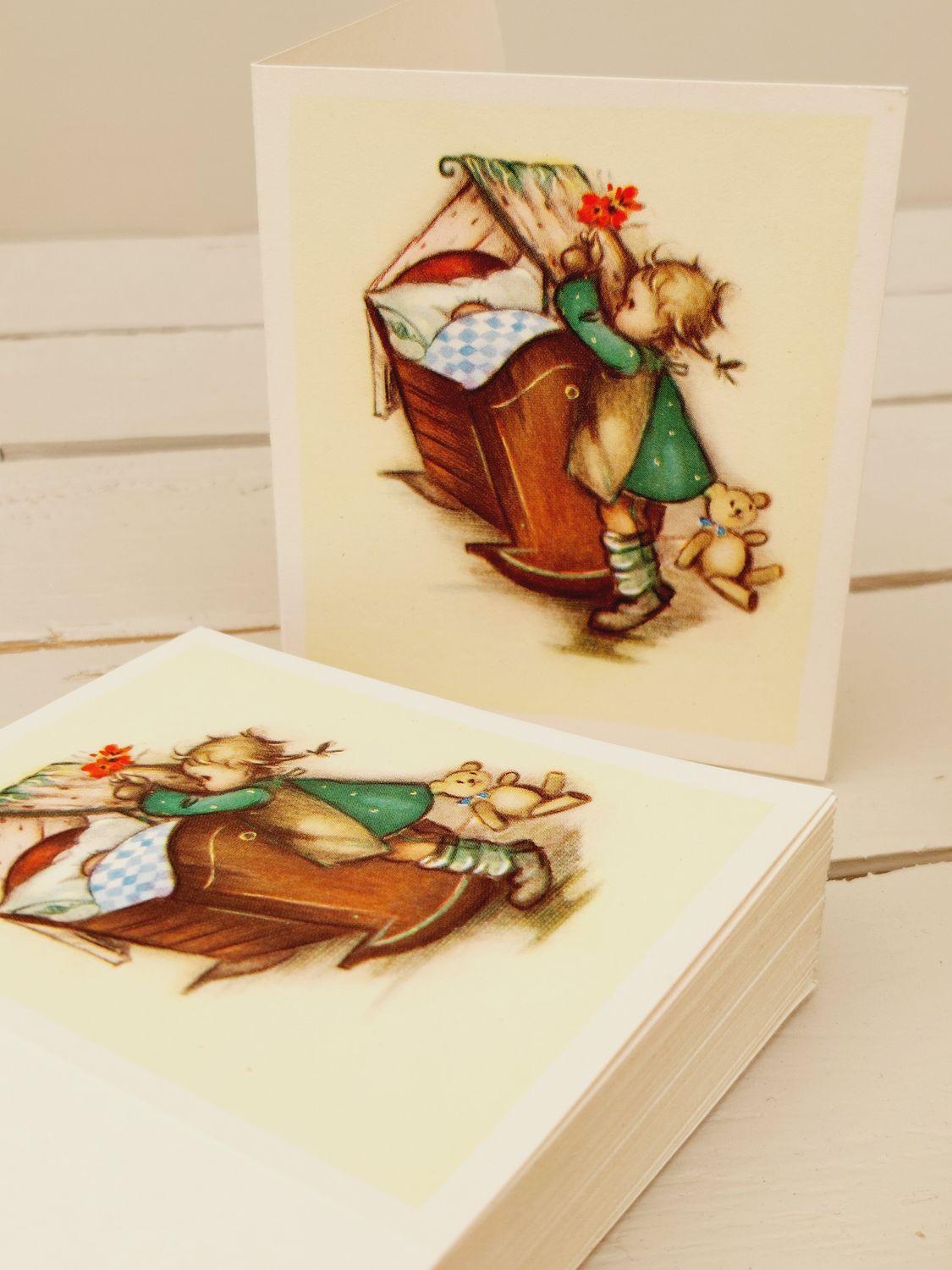 Vintage geboortekaartjes baby in wieg met zusje