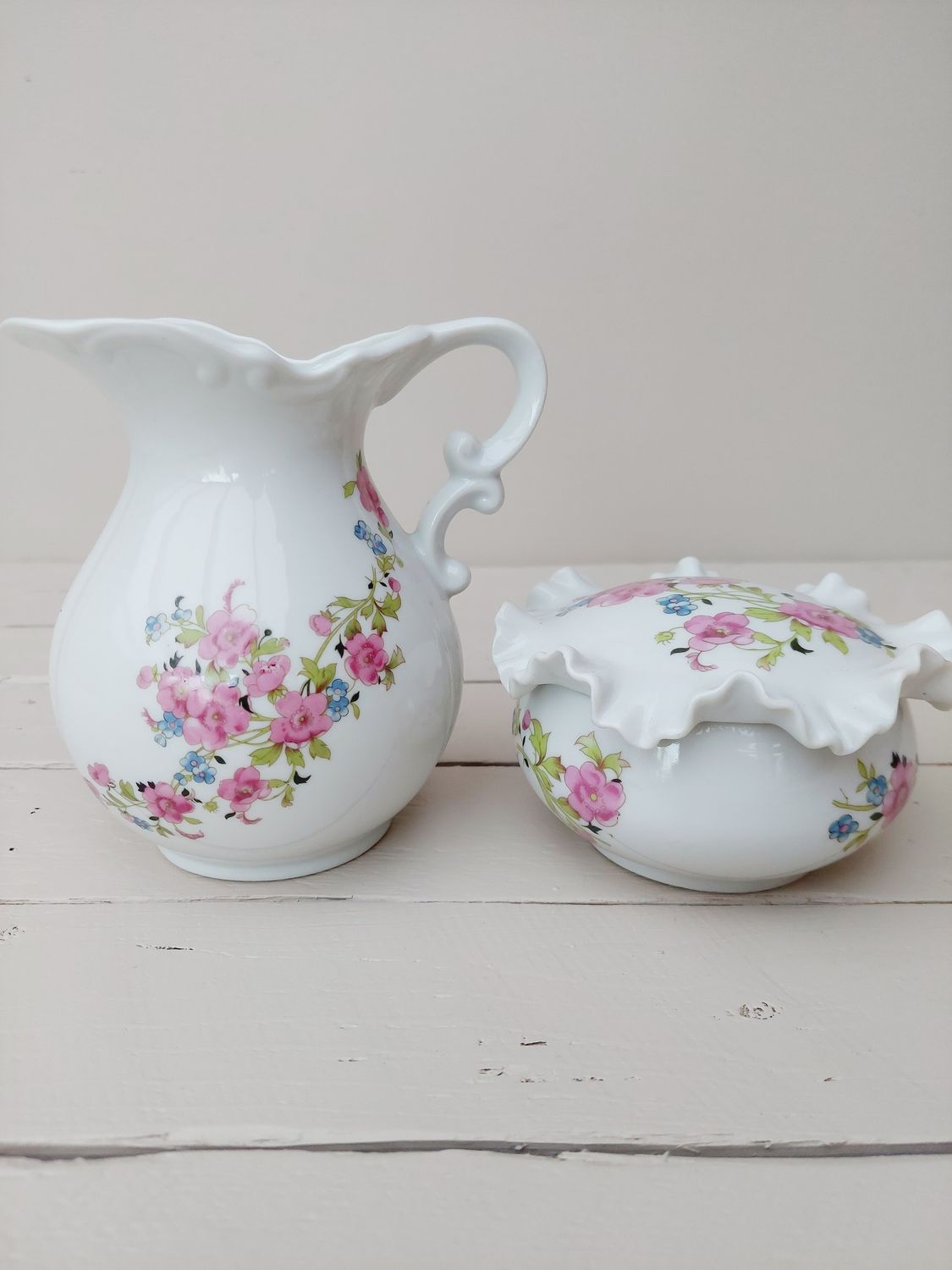 Roomstel voor melk en suiker met vergeet-me-nietjes en zinnia&#39;s