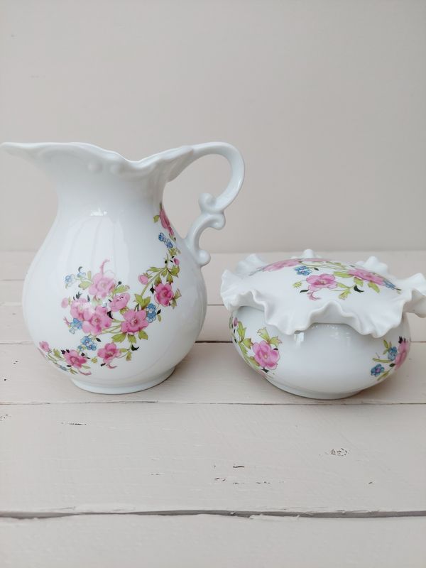 Roomstel voor melk en suiker met vergeet-me-nietjes en zinnia&#39;s